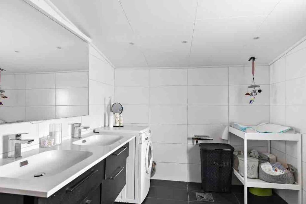 Mysigt Hus Med Natur & Jacuzzi I Olofstorp Goteborg Esterno foto